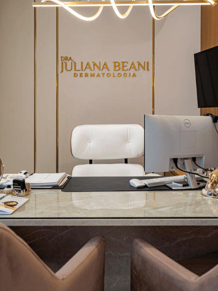 Consultório da Clínica Dra. Juliana Beani, ambiente tranquilo e profissional para consultas dermatológicas e avaliações personalizadas.